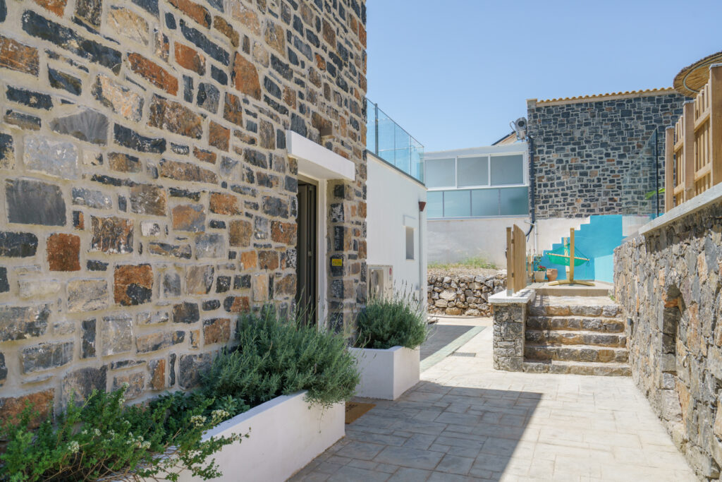 Ikones villas, villa Paradosiako